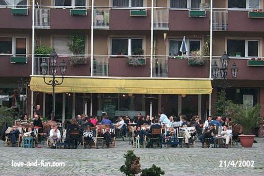 Liegestühle vor dem Café Sachs & Söhne in Nürnberg